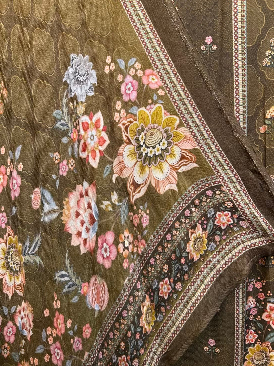 Mahira-é-Pashm Suit (Brown)