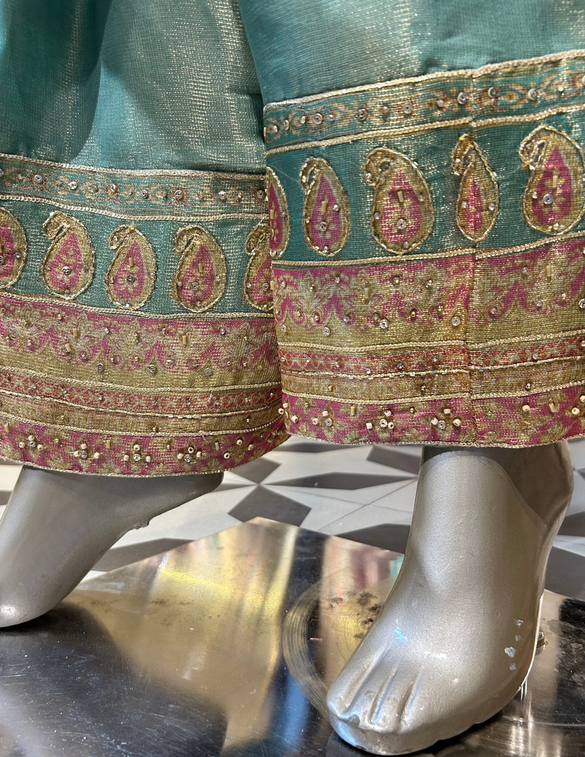 Roshnaz Élite Anarkali Set