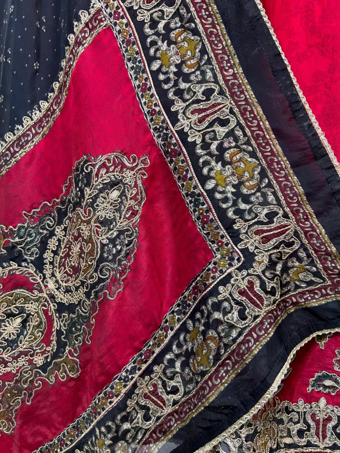 Iraaya Zari Aabha Suit (Maroon)
