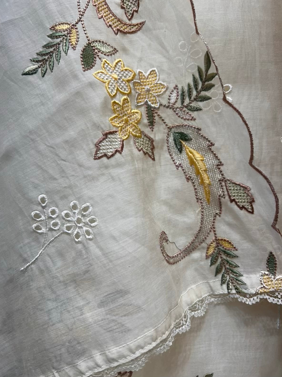 Husna Mul Embroidery Suit (Ivory)