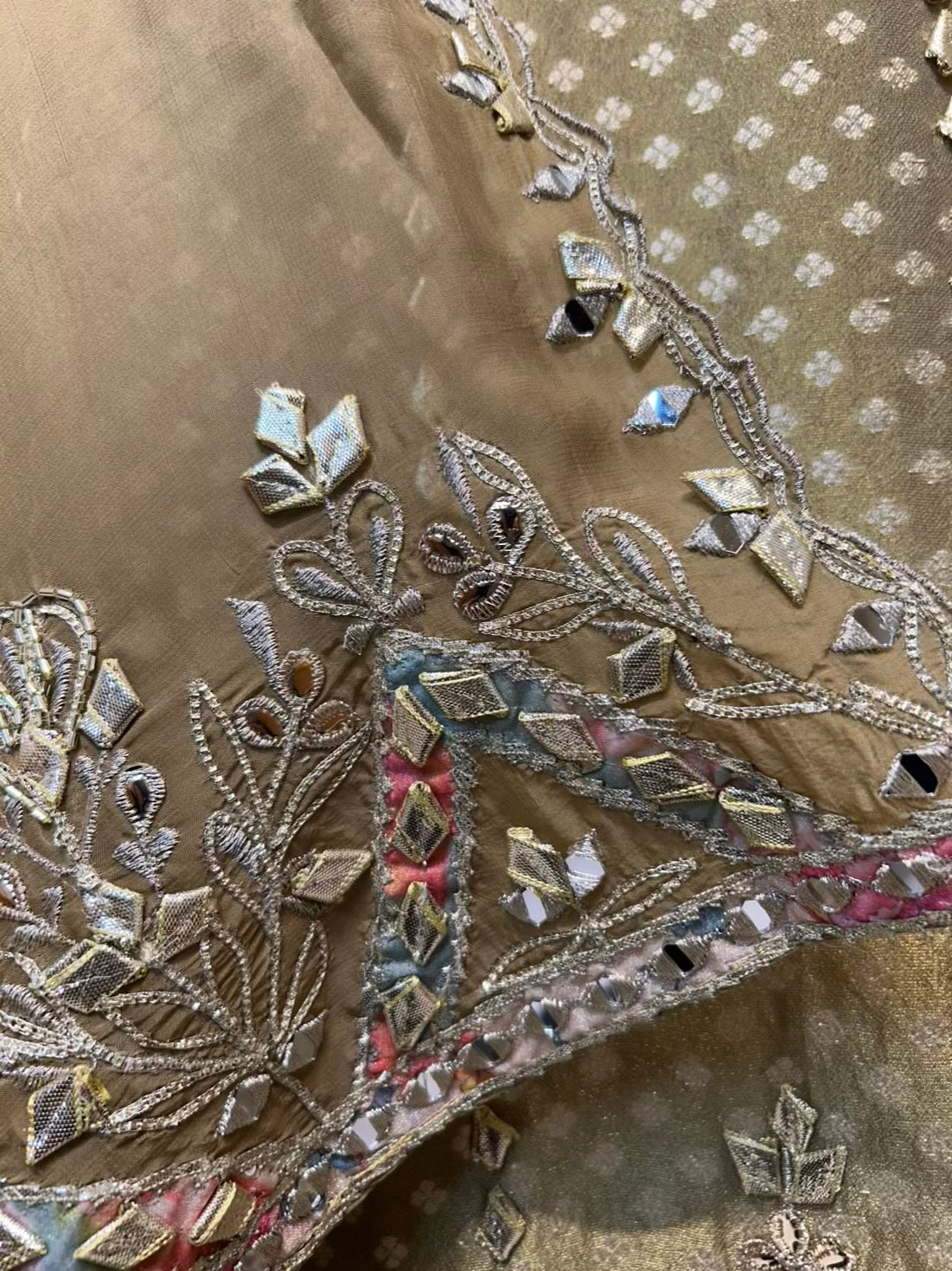 Zehraani Noor Jhalar Suit (Olive Green)