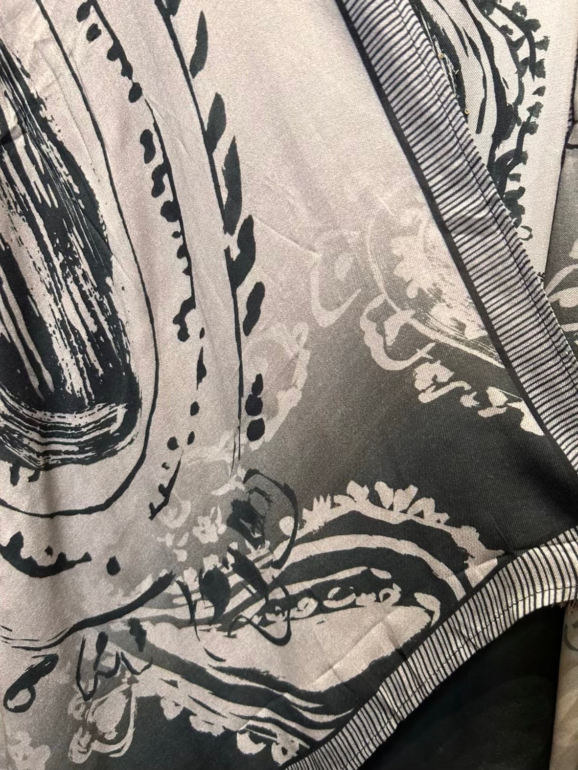 Nargis-é-Pashm Suit (Silver Grey)