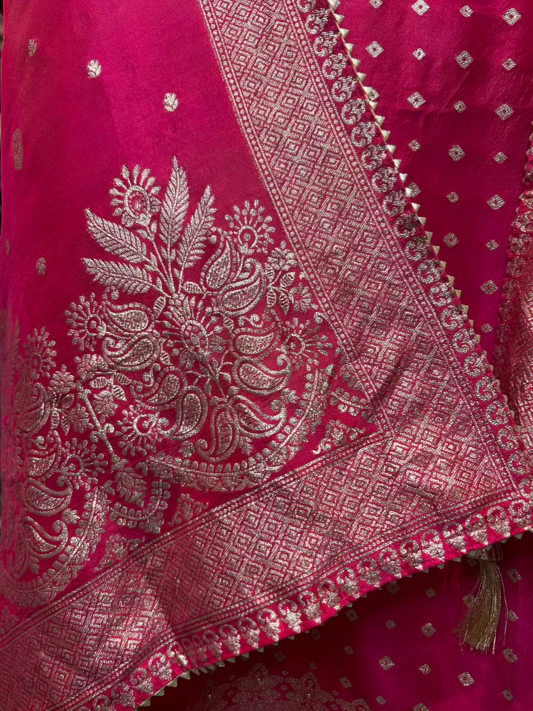 Zarfeenah Banarasi Suit (Magenta)