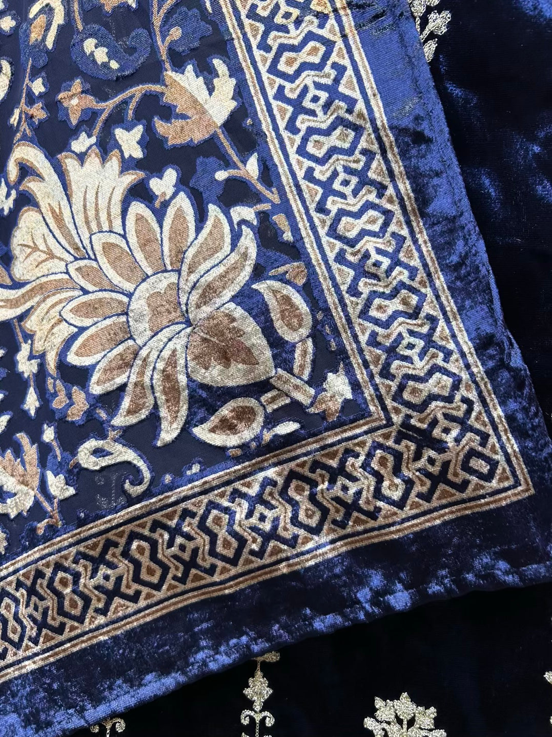 Zarfeen Velvet Suit (Blue)