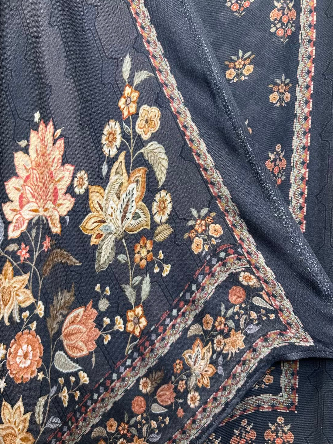 Mahira-é-Pashm Suit (Black)