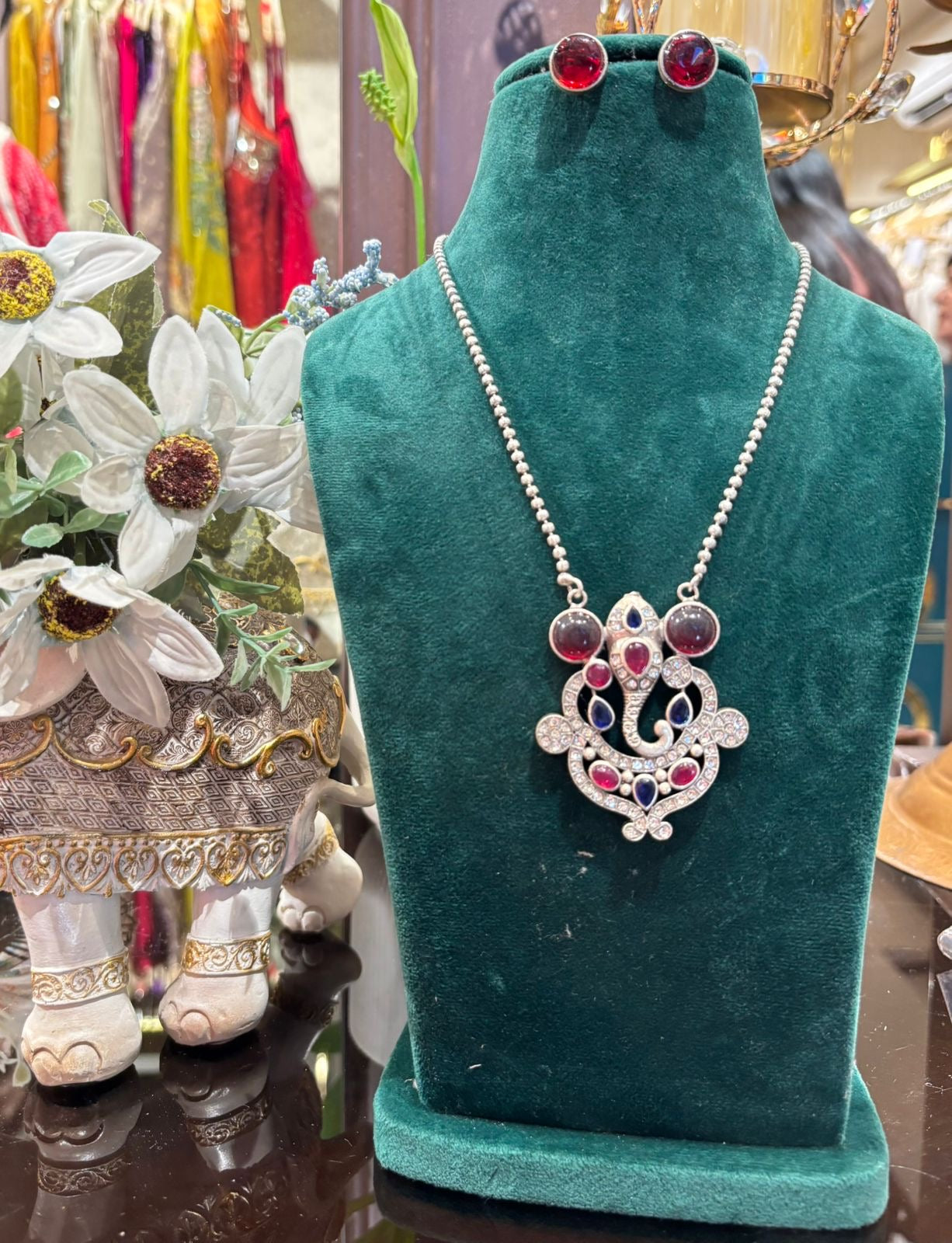 Rangrez Pendant Set