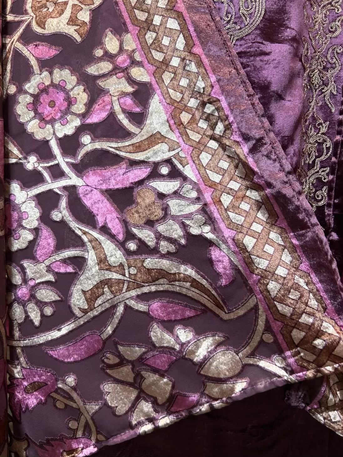 Mahnoor-é-Velvet Suit (Purple)