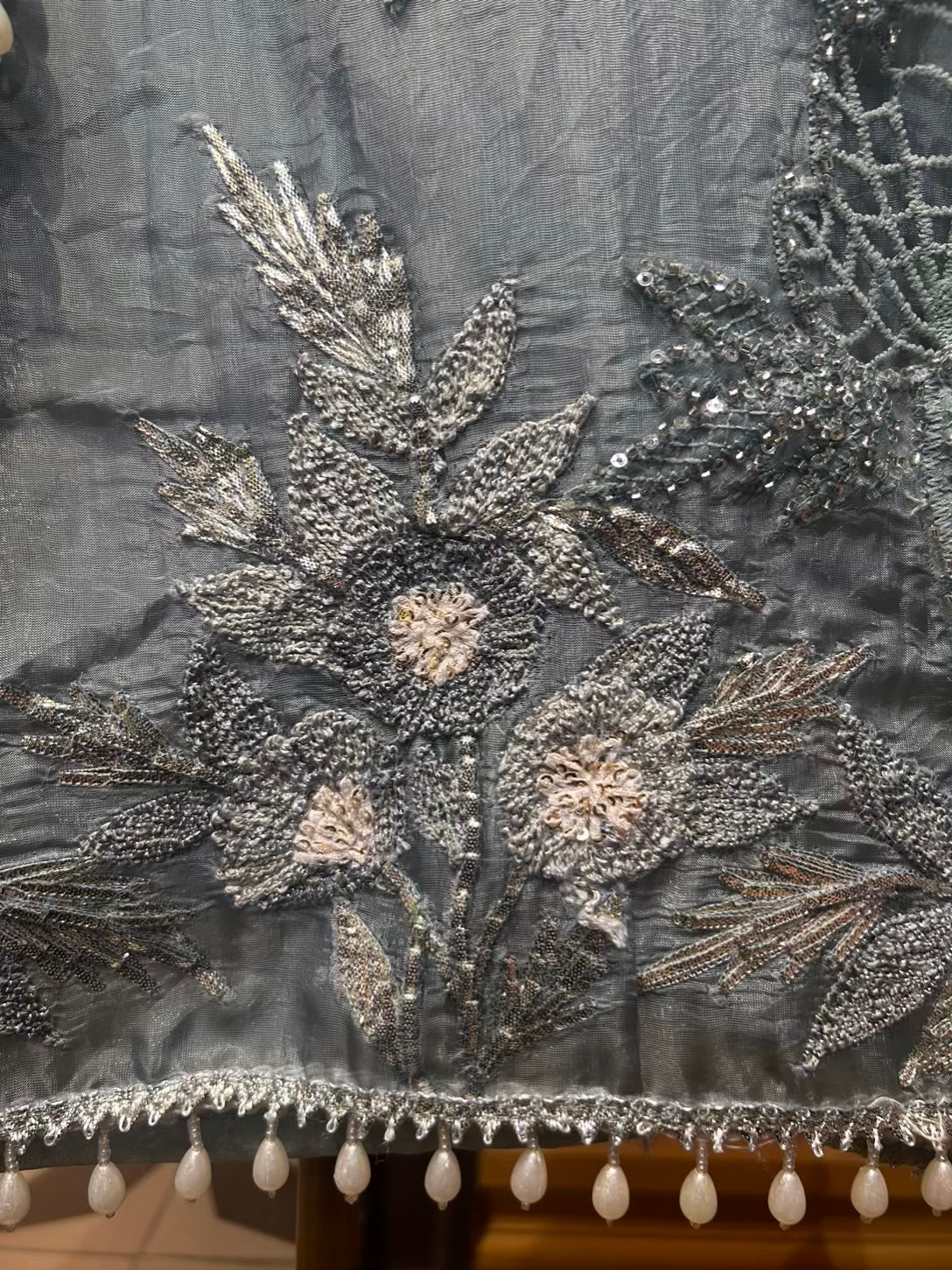 Ruhaysha-é-Noor Organza Suit (Silver Grey)