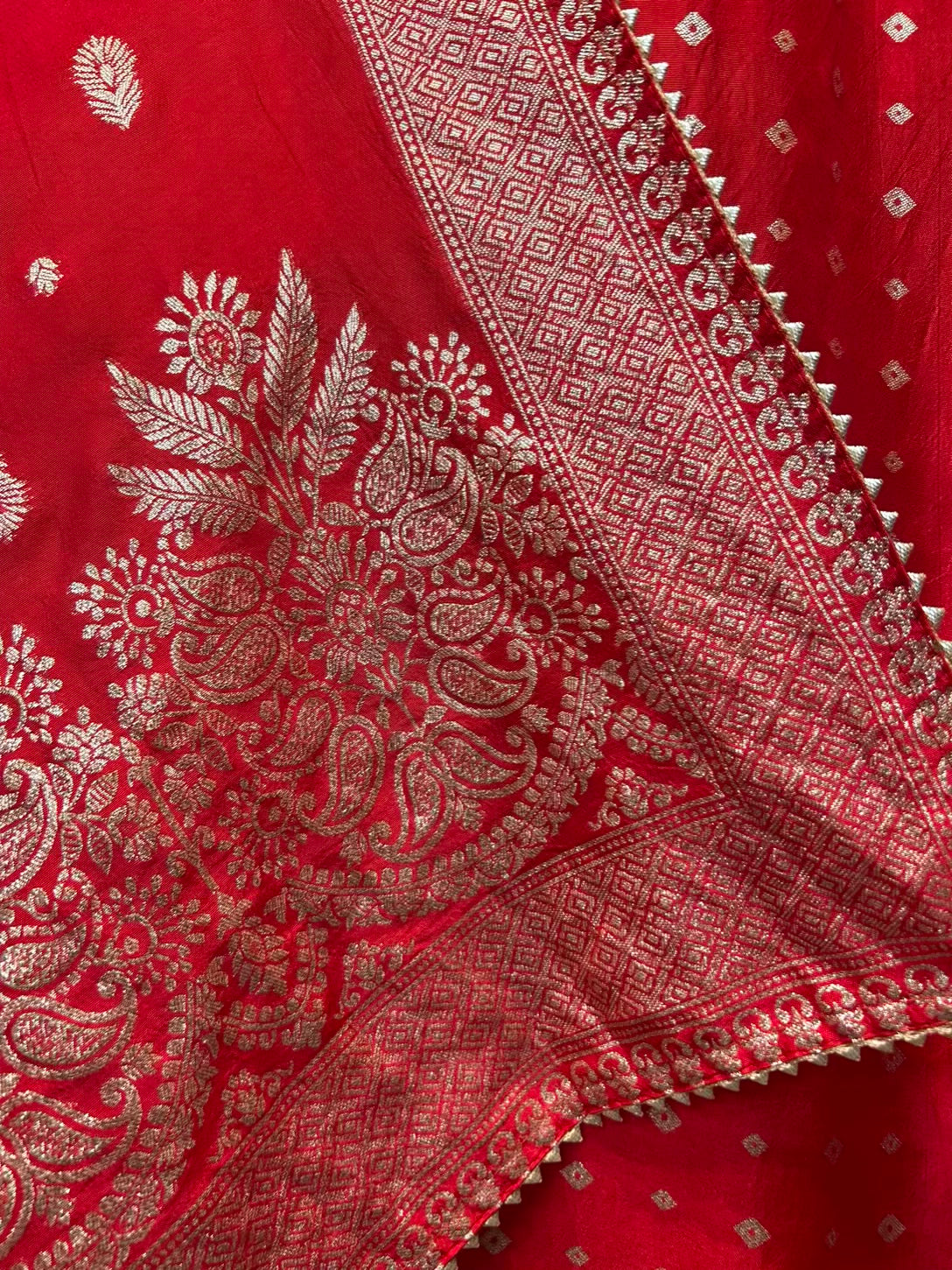 Zarfeenah Banarasi Suit (Red)