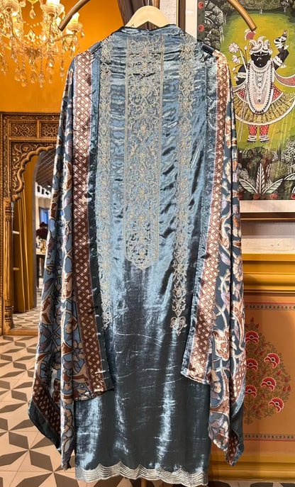 Mahnoor-é-Velvet Suit (Blue)