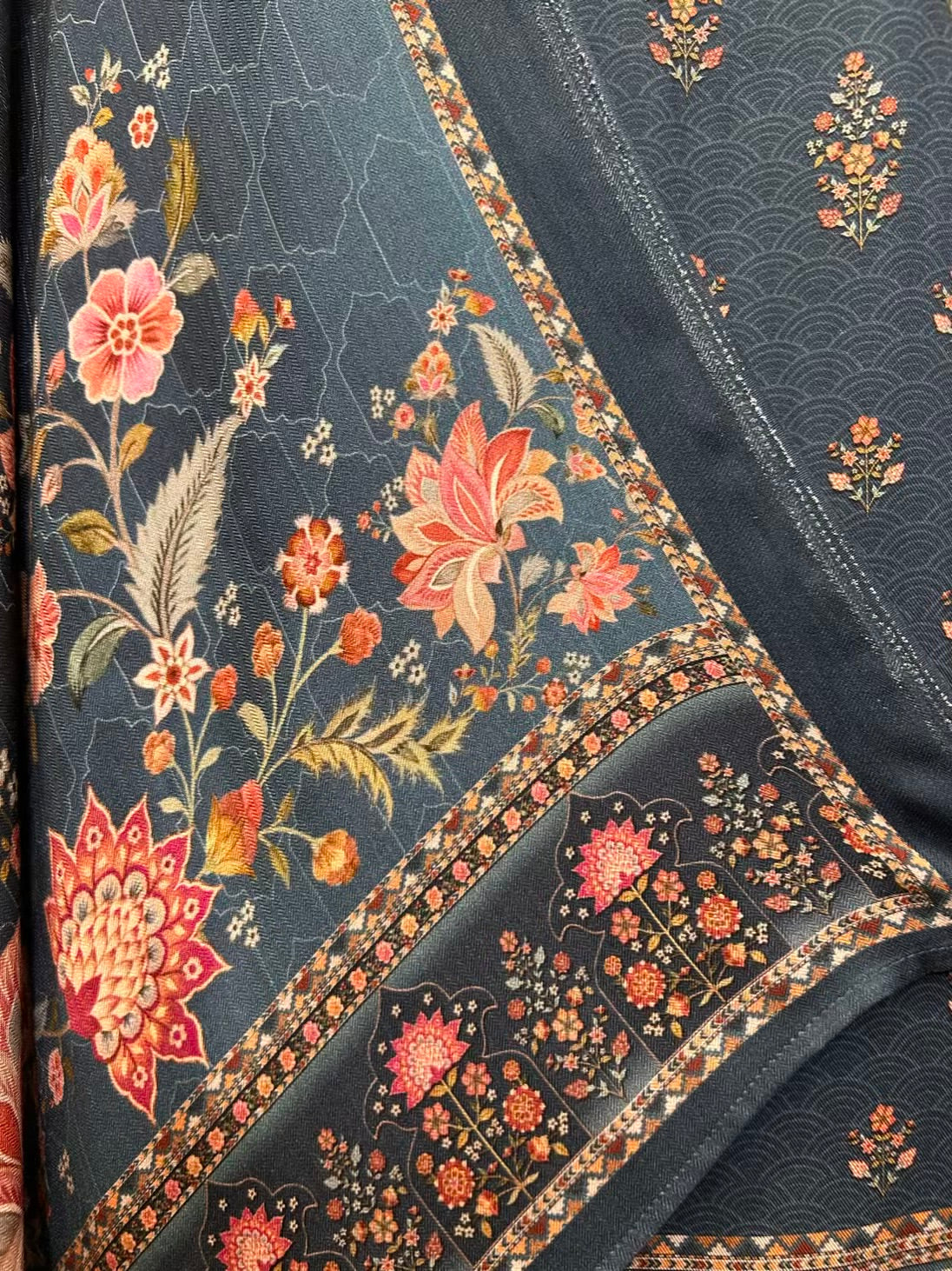 Mahira-é-Pashm Suit (Blue)