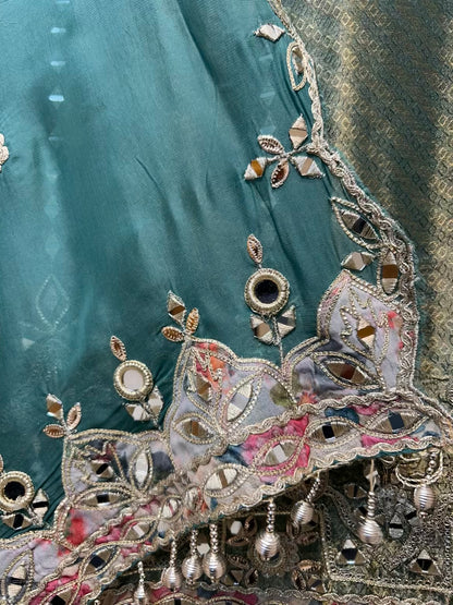 Zarfeen Dori Aaina Suit (Green)