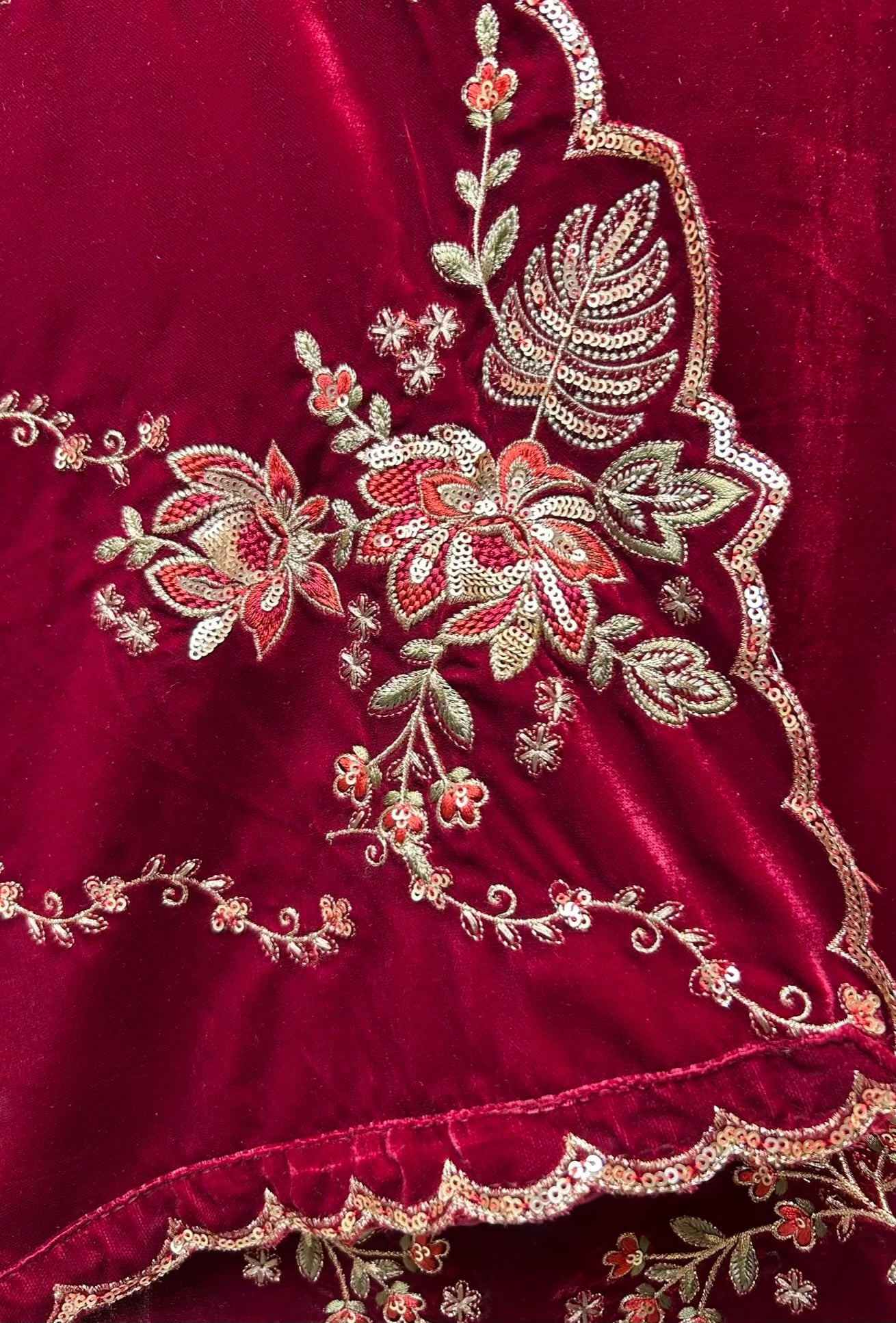 Nayab-é-Velour (Red)