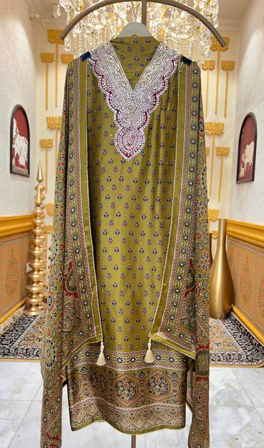Zarinya Silk Aura Suit (Mehendi Green)