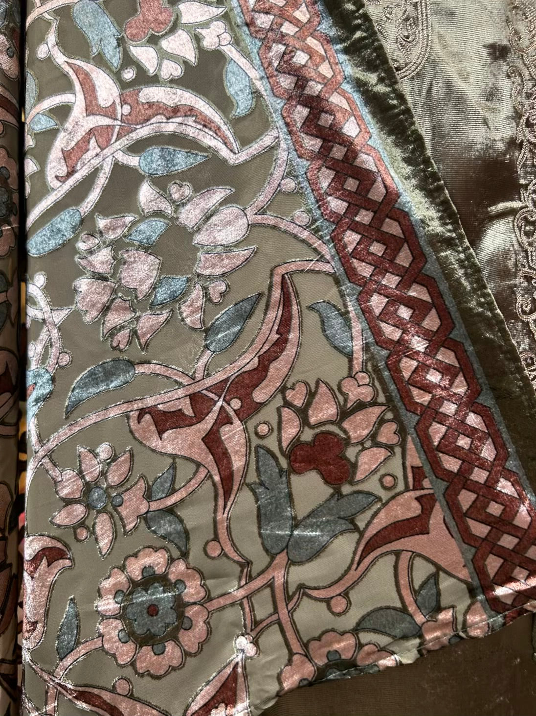 Mahnoor-é-Velvet Suit (Green)