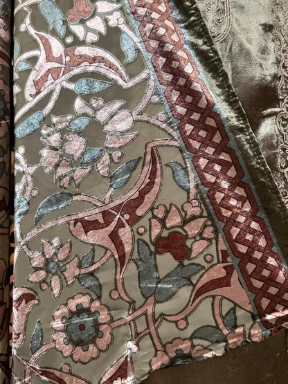 Mahnoor-é-Velvet Suit (Green)