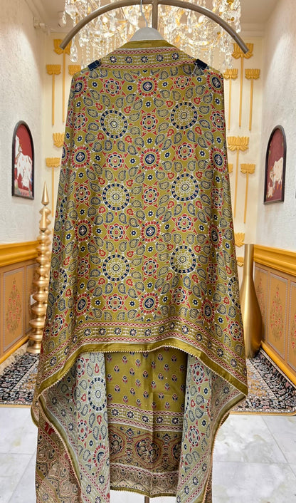 Zarinya Silk Aura Suit (Mehendi Green)