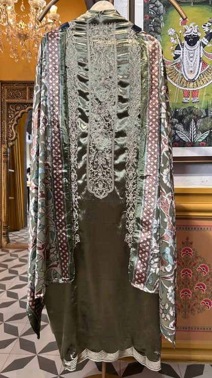 Mahnoor-é-Velvet Suit (Green)