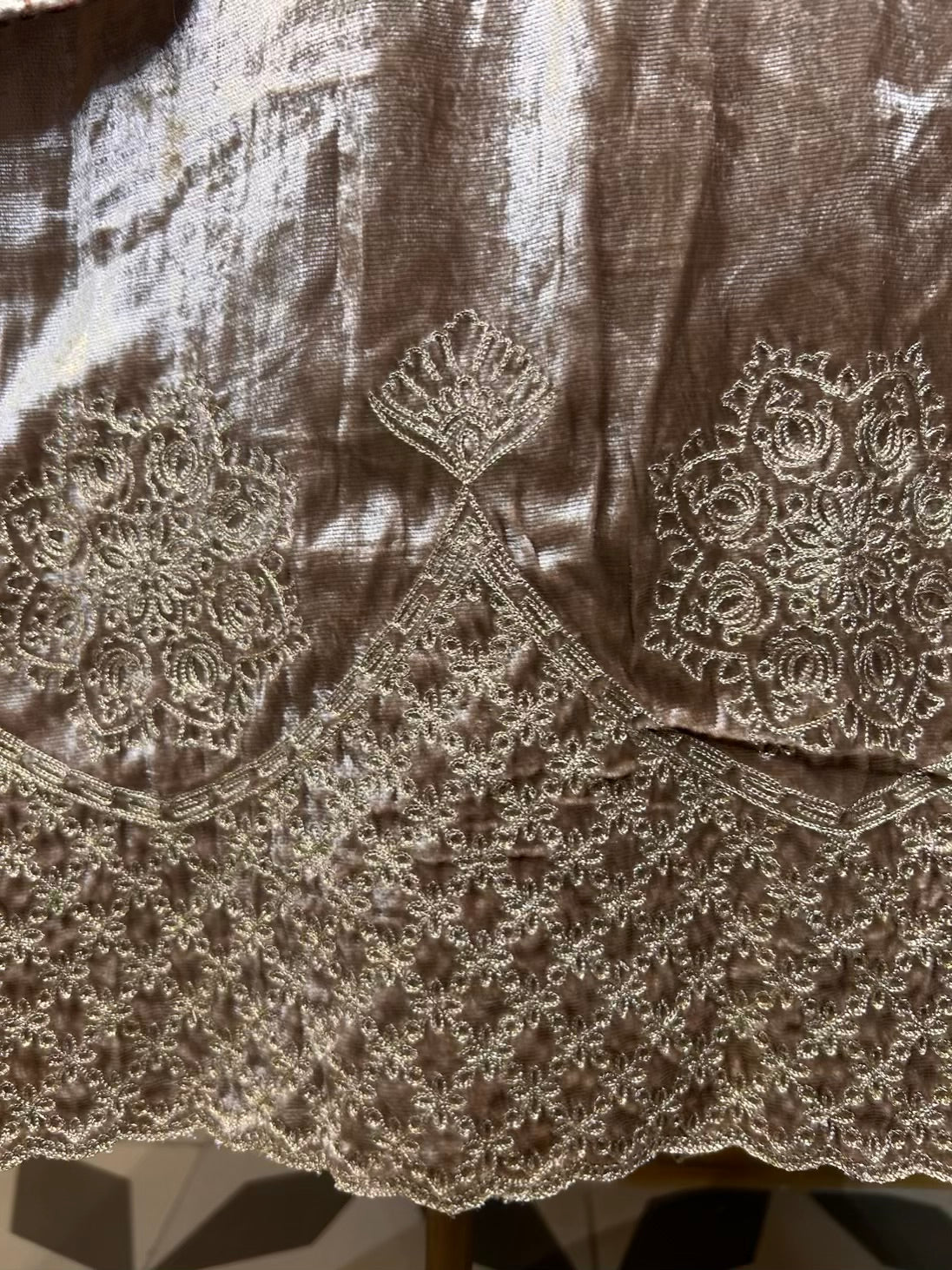 Noorani Velvet Suit (Silver Grey)