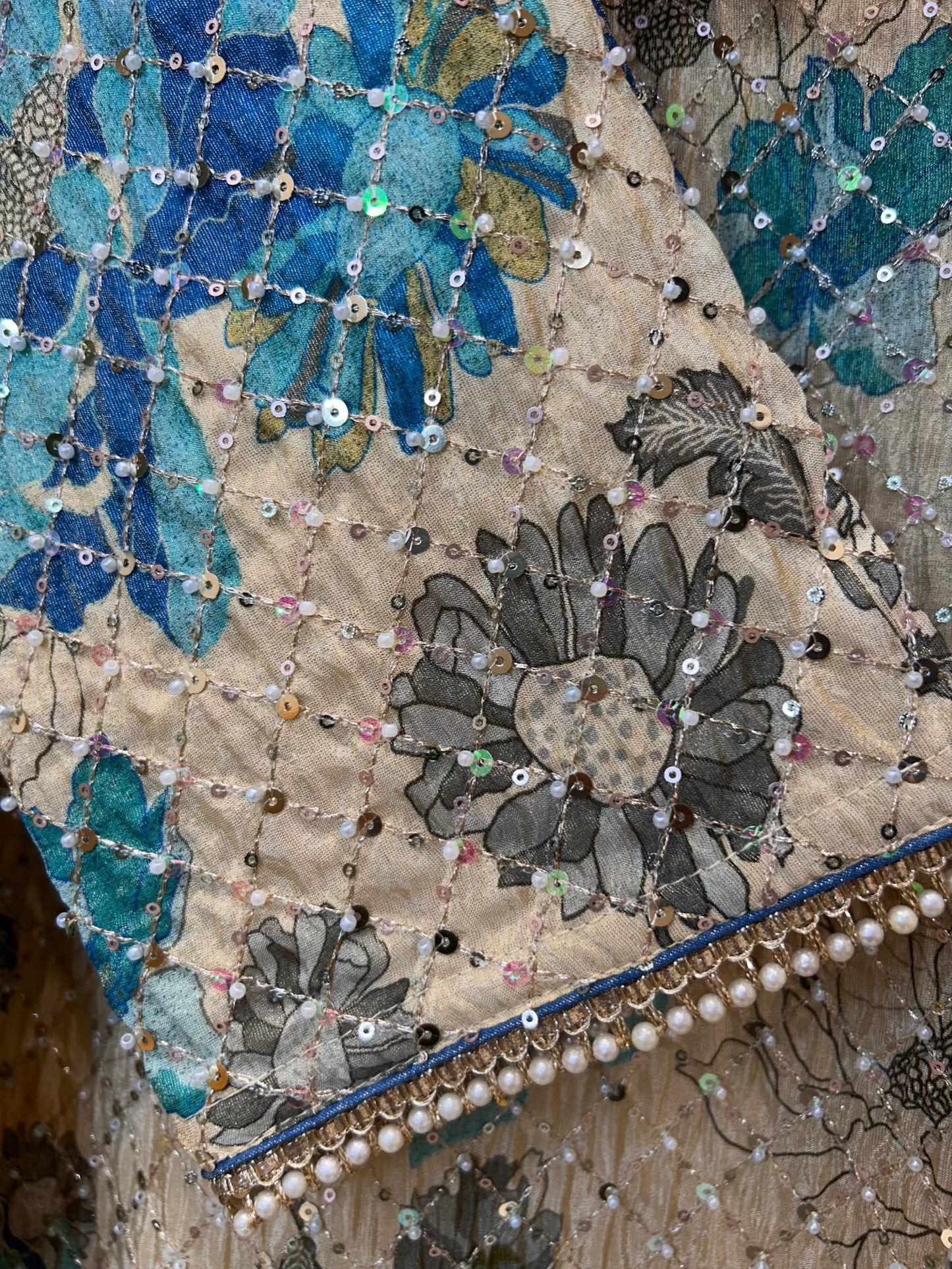 Merzara LumiGarara Suit (Ivory & Blue)