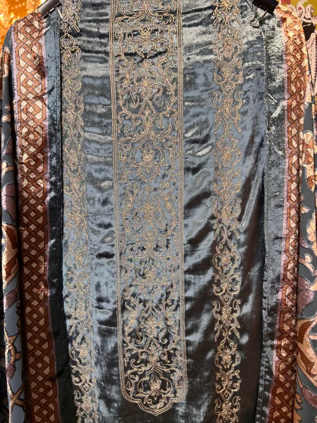 Mahnoor-é-Velvet Suit (Blue)