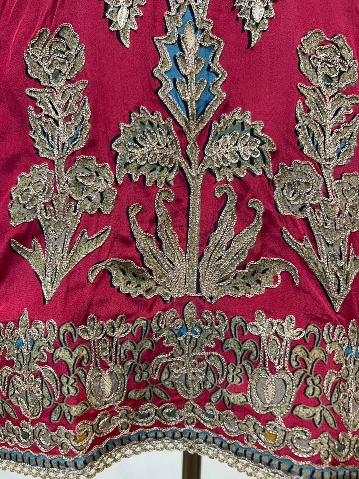 Zarimeh Aari Naqsh Suit (Pink)