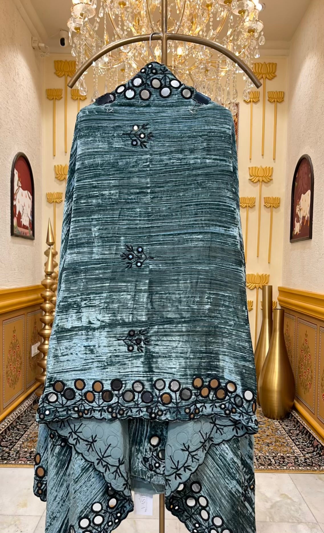 Mehrveen Crush Velvet Royale Suit (Blue)