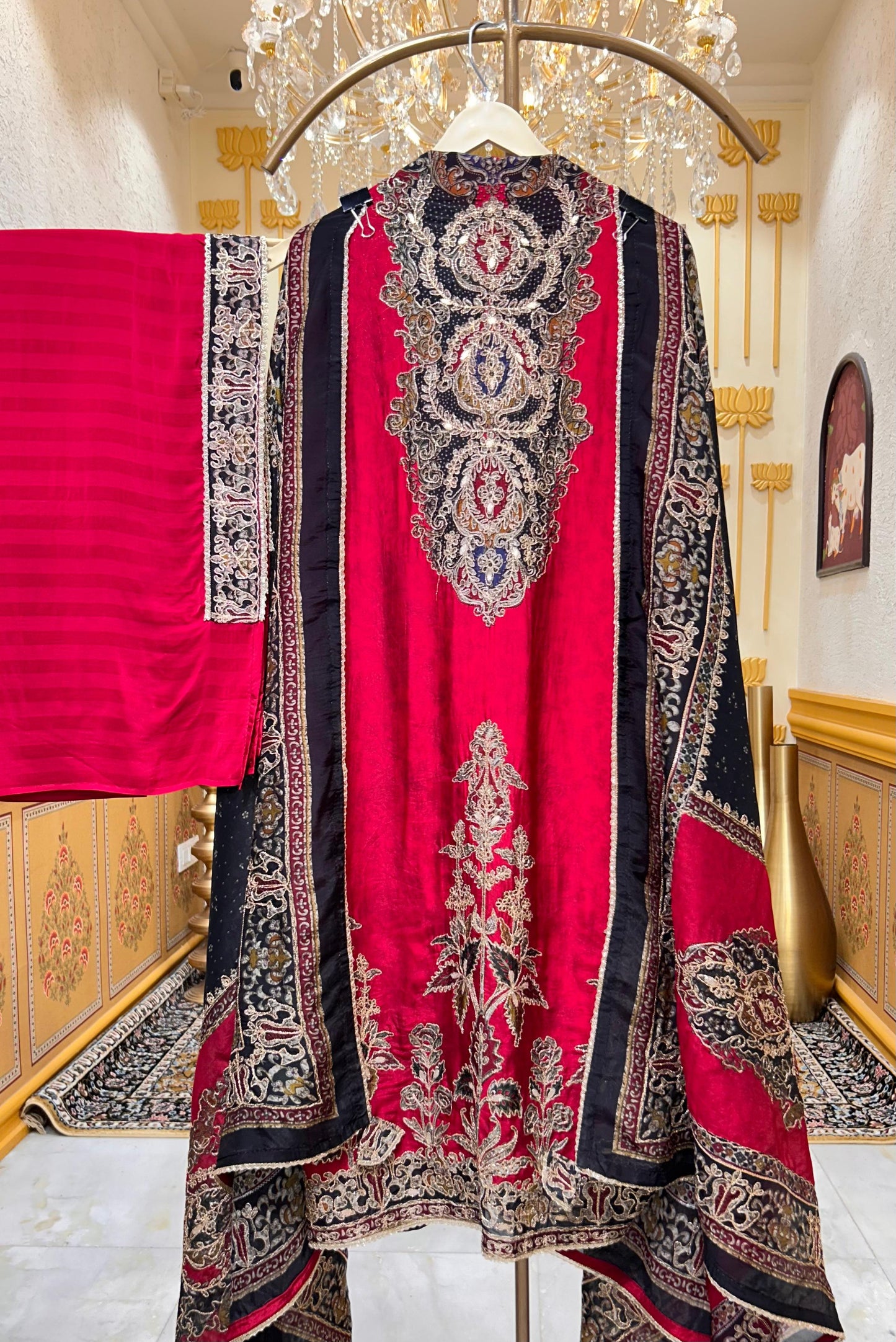 Iraaya Zari Aabha Suit (Maroon)
