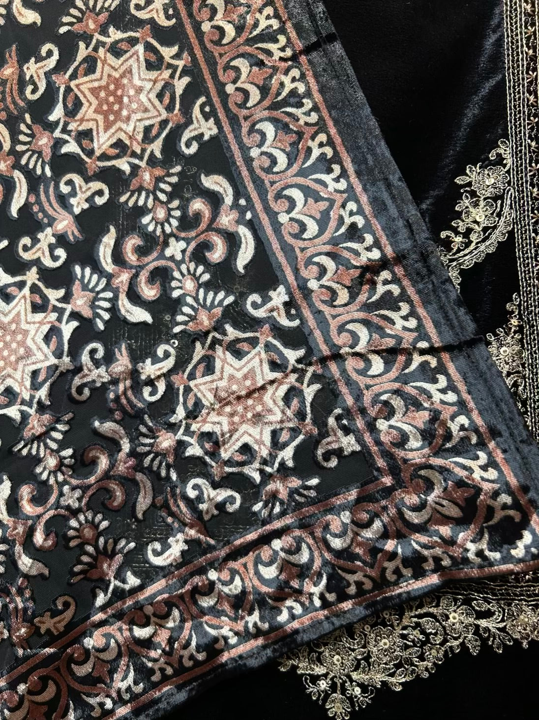 Hoorain-é-Velvet Suit (Black)