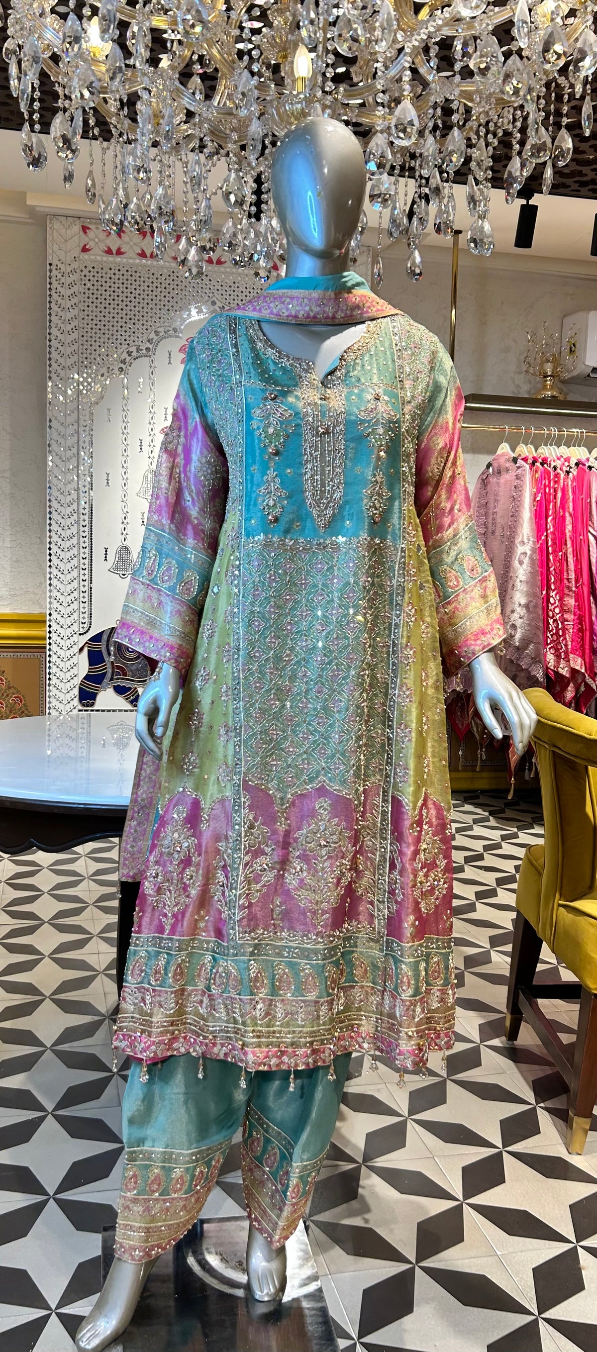 Roshnaz Élite Anarkali Set
