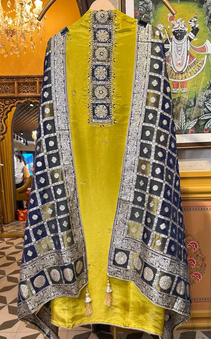 Roohani Jhalar Suit (Green)