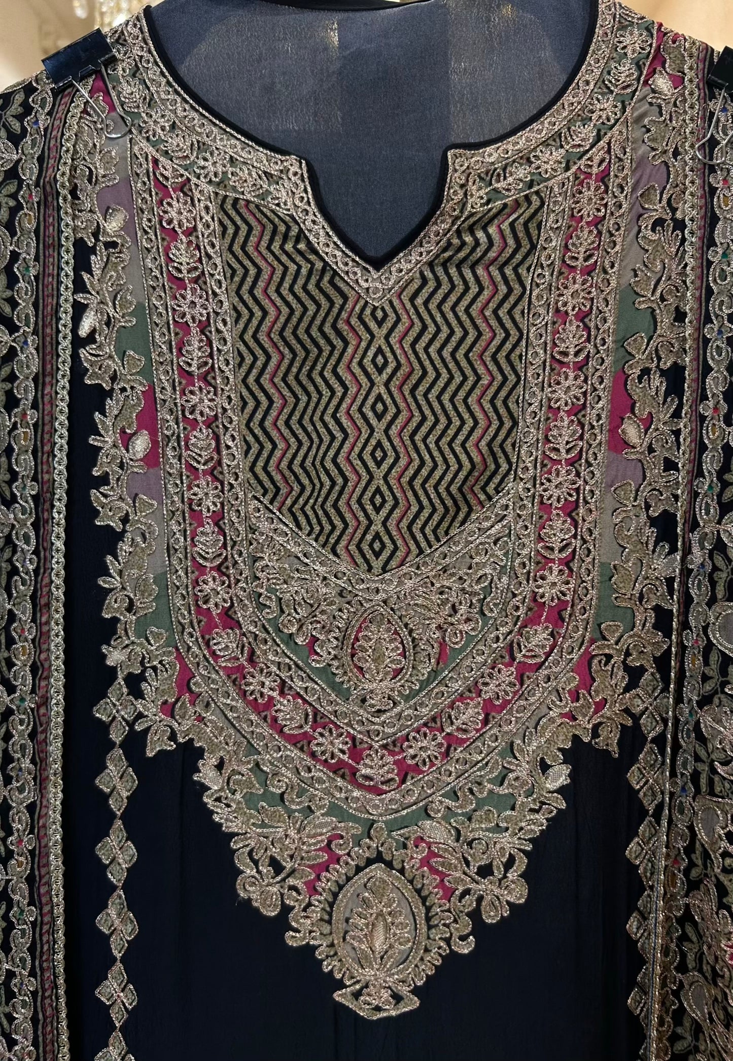 Zarimeh Aari Naqsh Suit (Black)