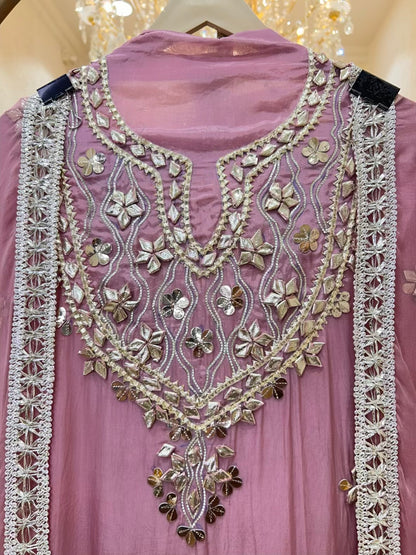 Eshira Gota Charm Suit (Pink)
