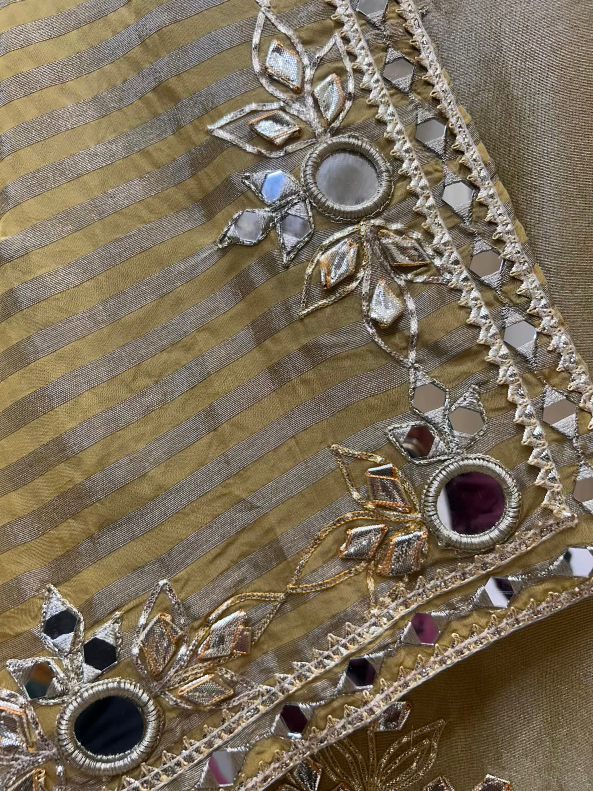 Gulraiza Banarasi Suit (Beige & Yellow)