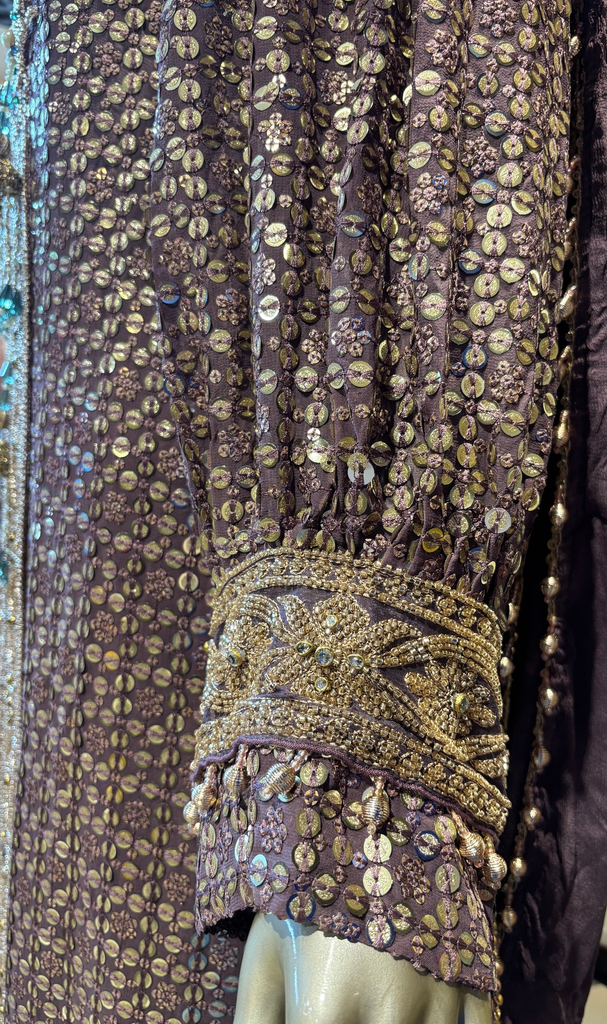 Mahvienne Pakistani Suit