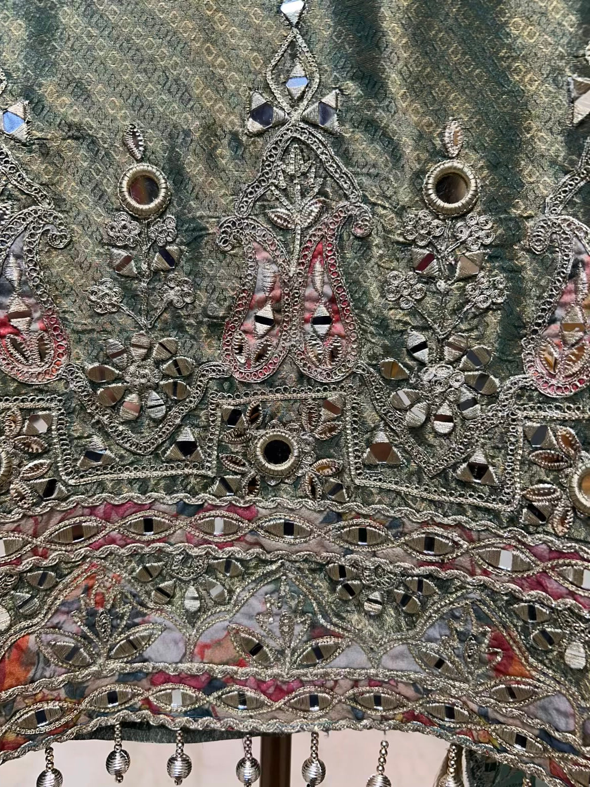 Zarfeen Dori Aaina Suit (Green)