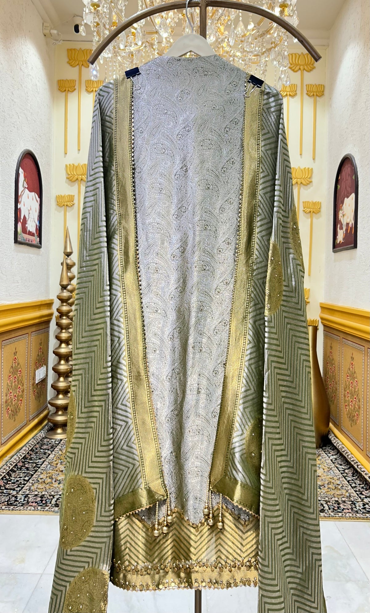 Vaibhavya Banarasi Suit