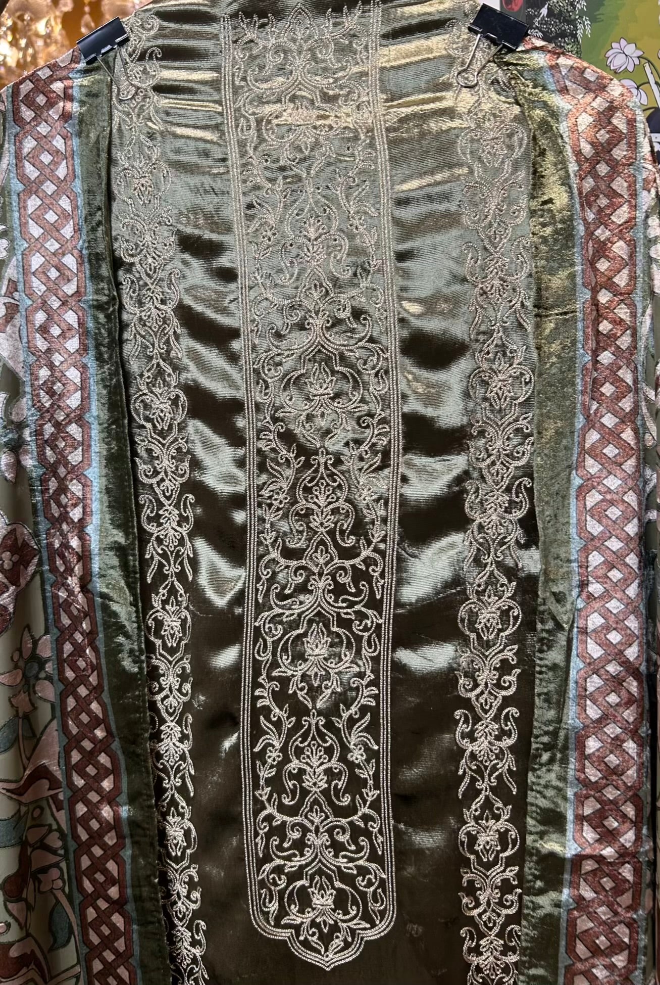 Mahnoor-é-Velvet Suit (Green)