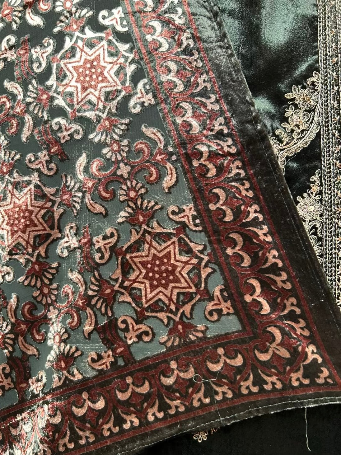 Hoorain-é-Velvet Suit (Green)