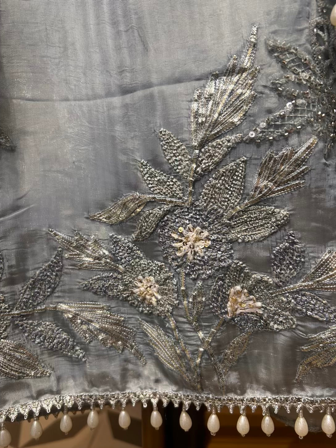 Ruhaysha-é-Noor Organza Suit (Silver Grey)