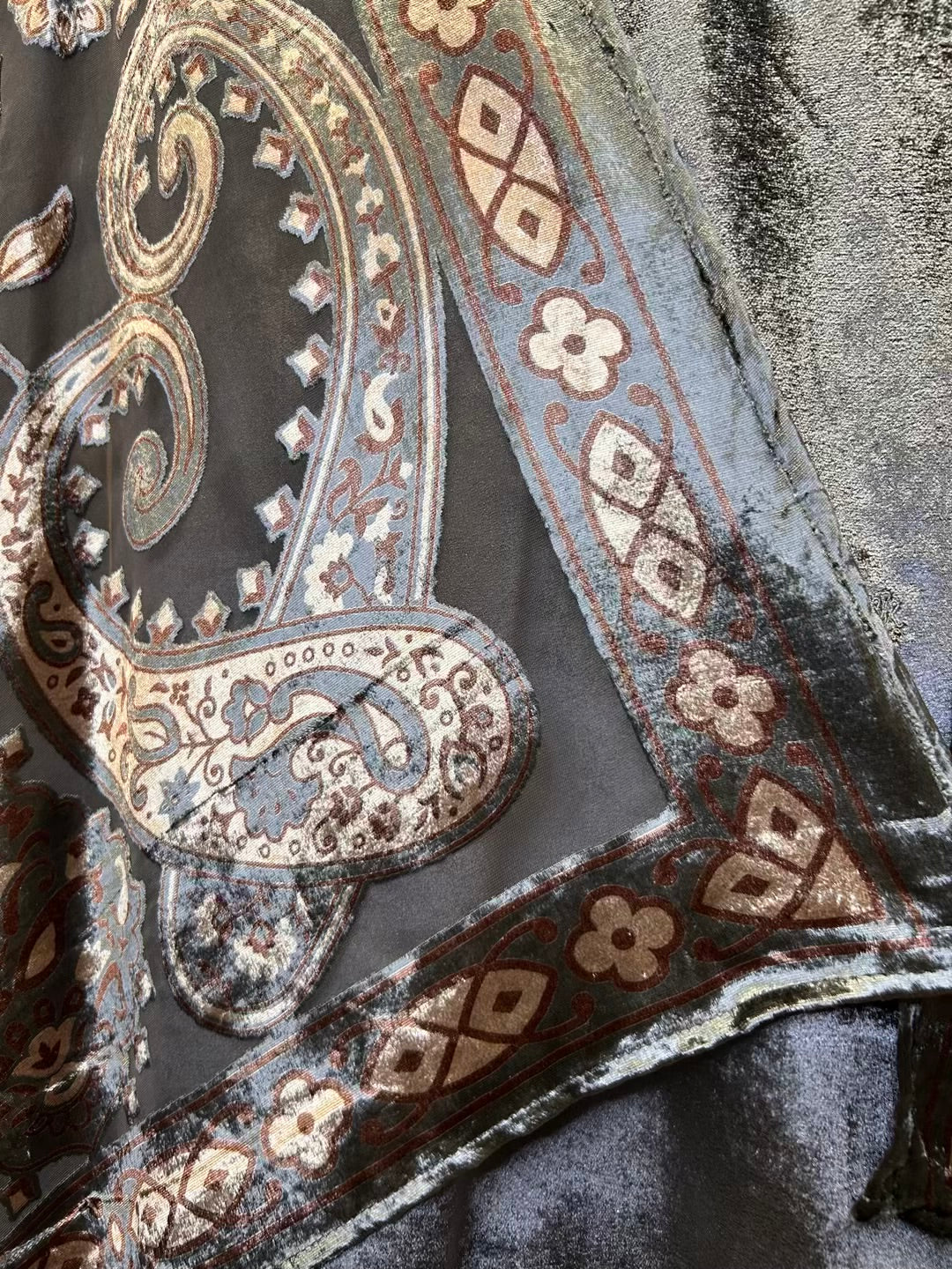 Zarveen Velvet Suit (Silver Grey)