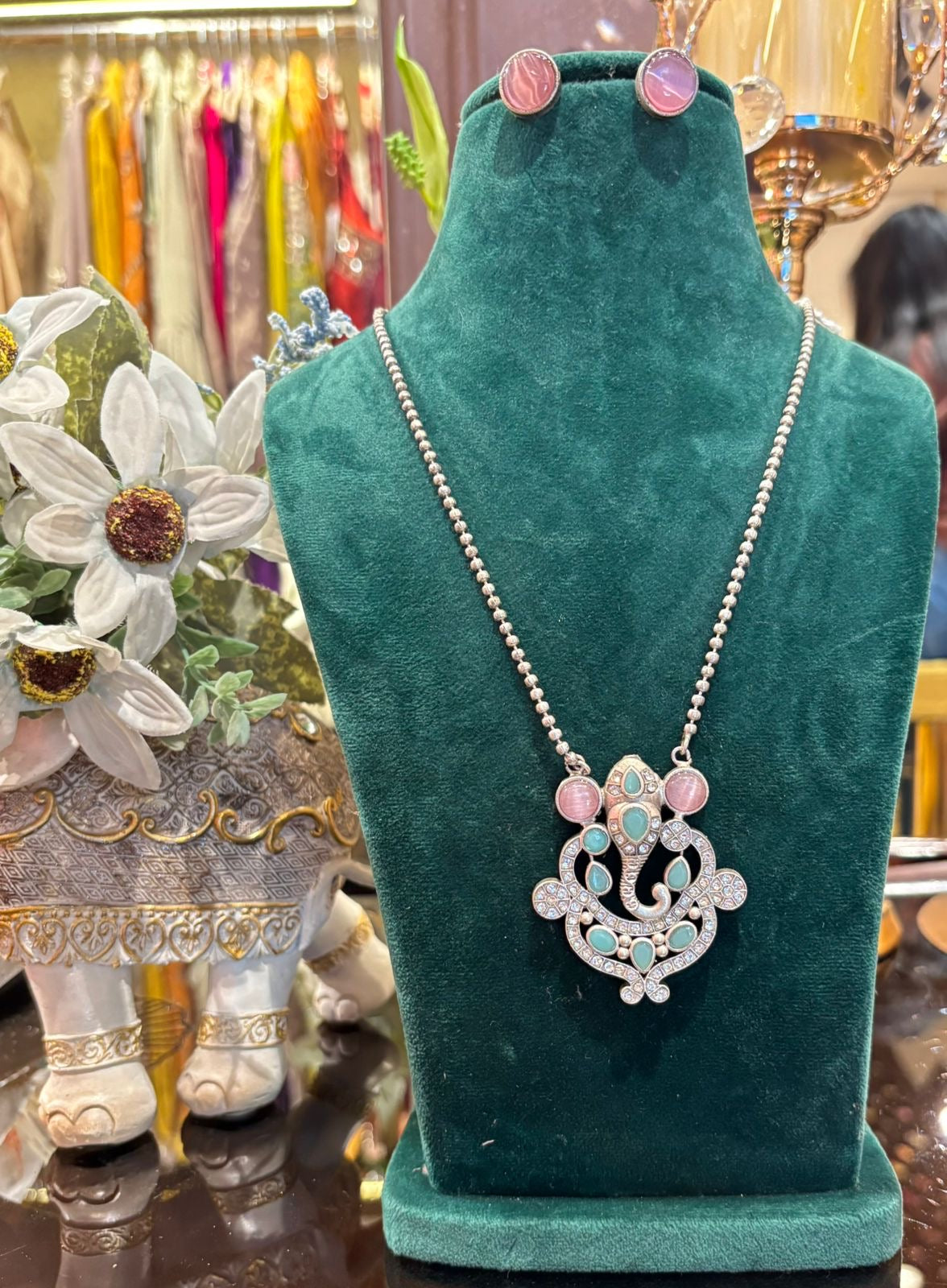 Rangrez Pendant Set
