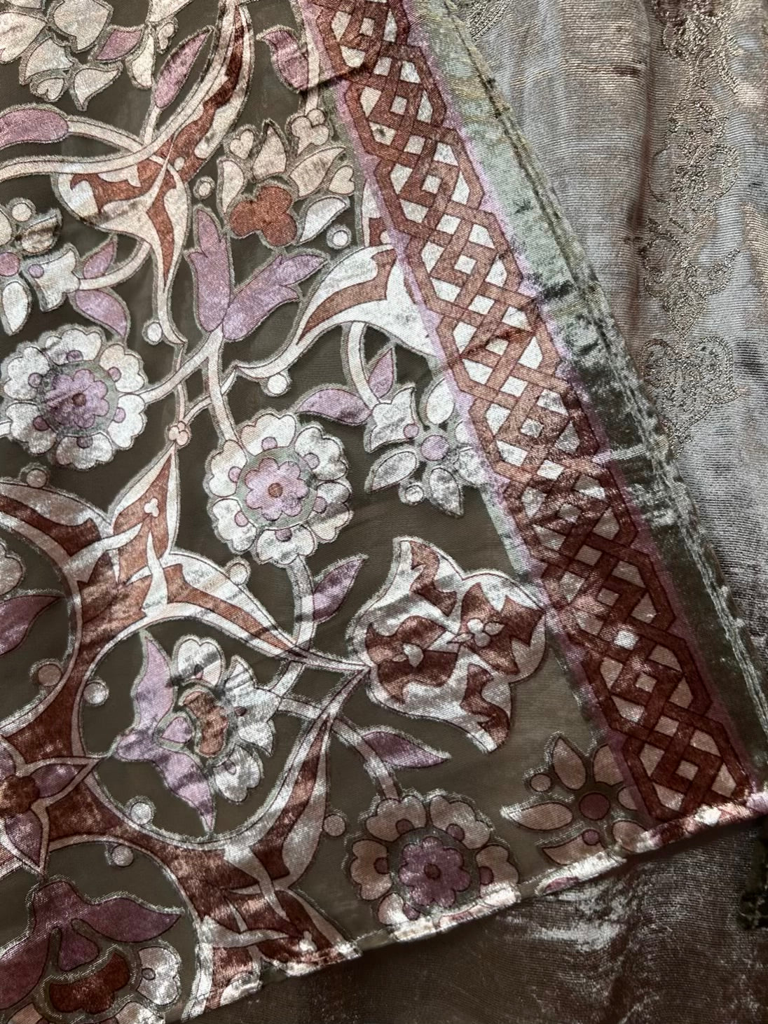 Mahnoor-é-Velvet Suit (Silver Grey)