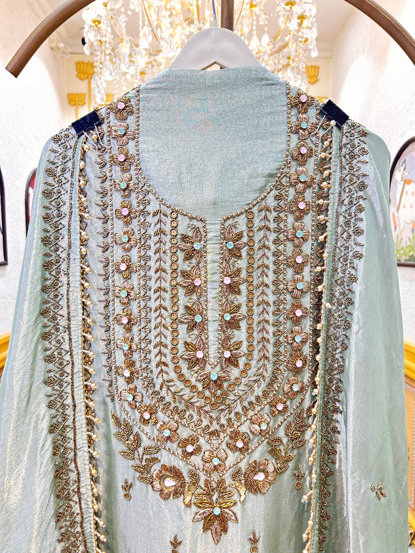 Vasundhara Élan Suit