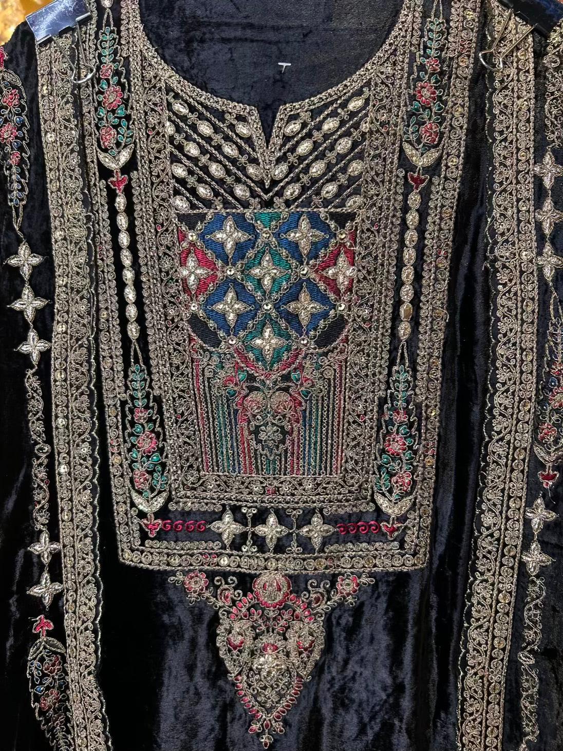 Naaz-é-Velvet Suit (Black)