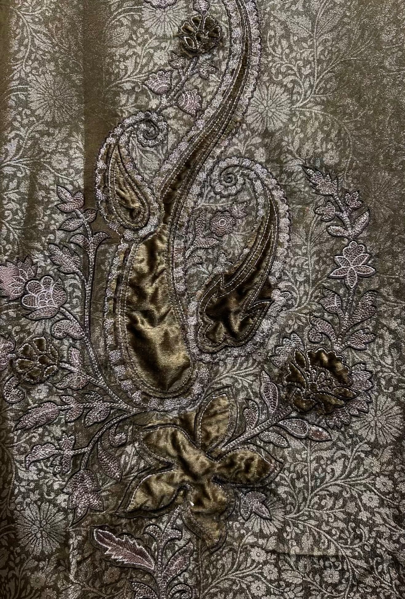 Zarqaa Velvet Suit (Mehendi Green)