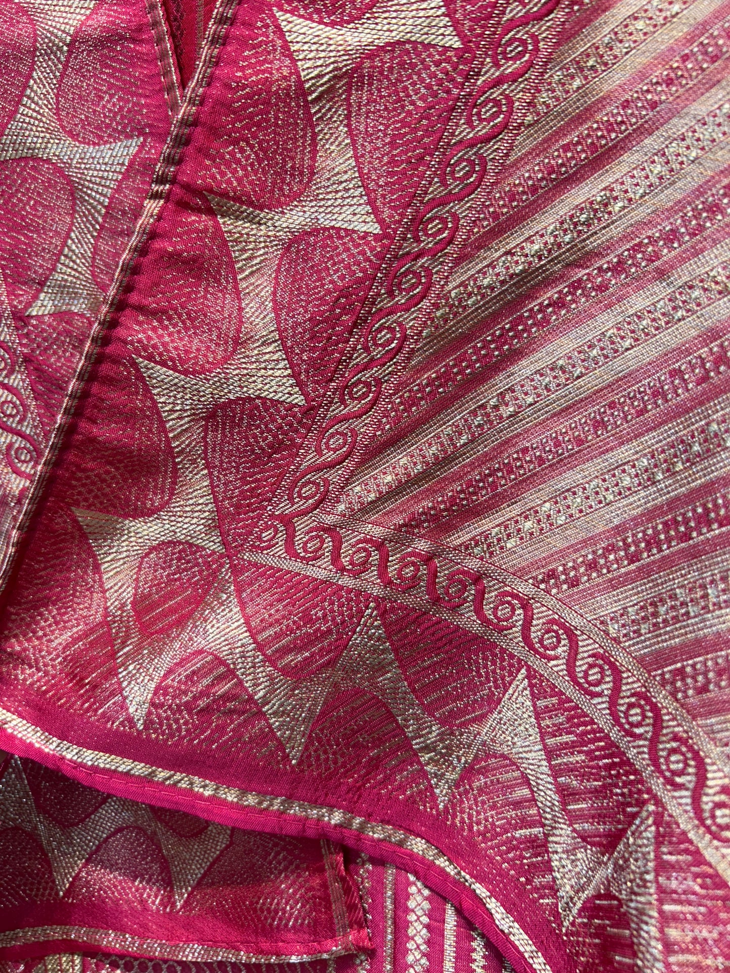 Ishira Banarasi Weave Noor (Magenta)