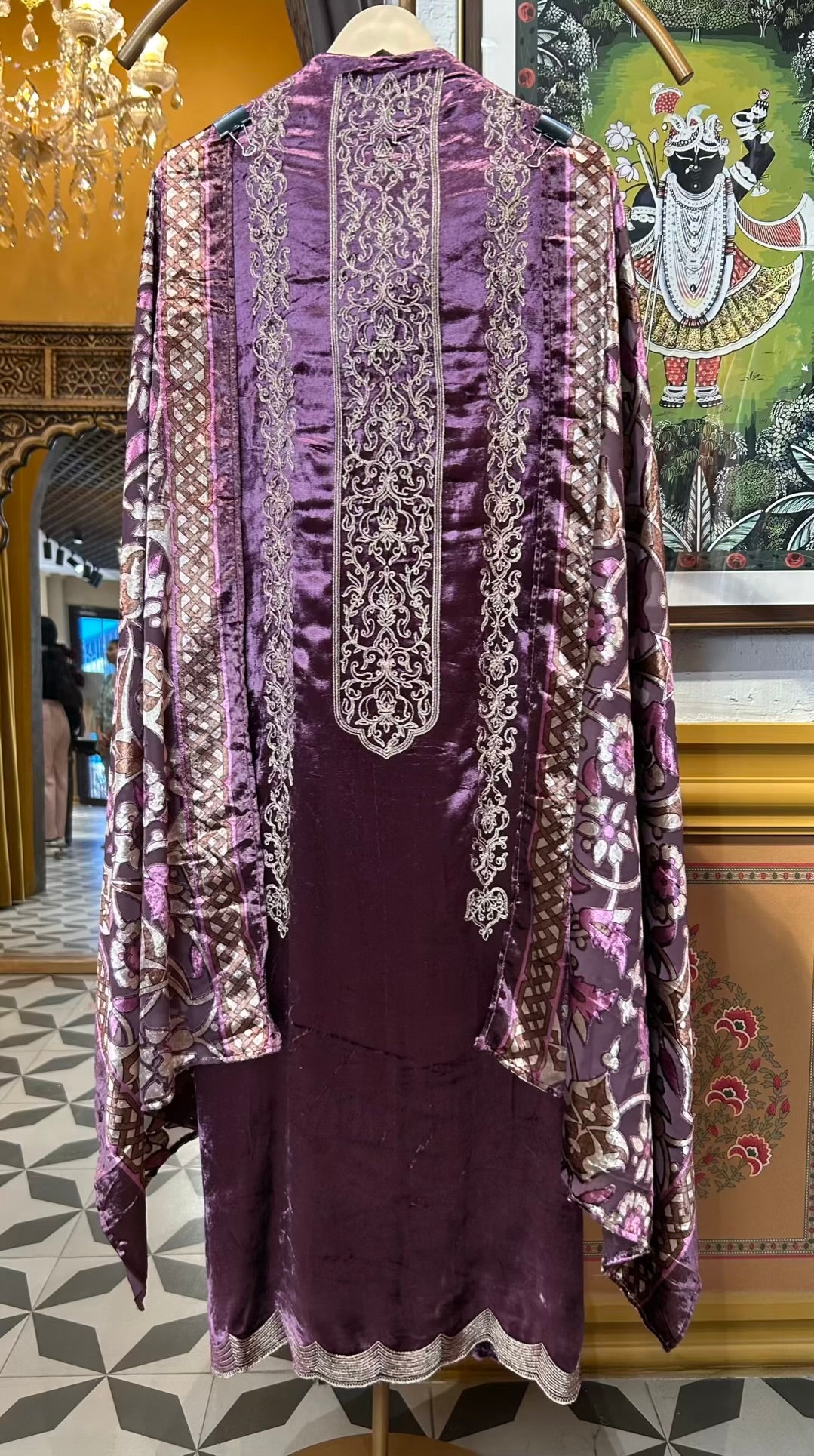 Mahnoor-é-Velvet Suit (Purple)