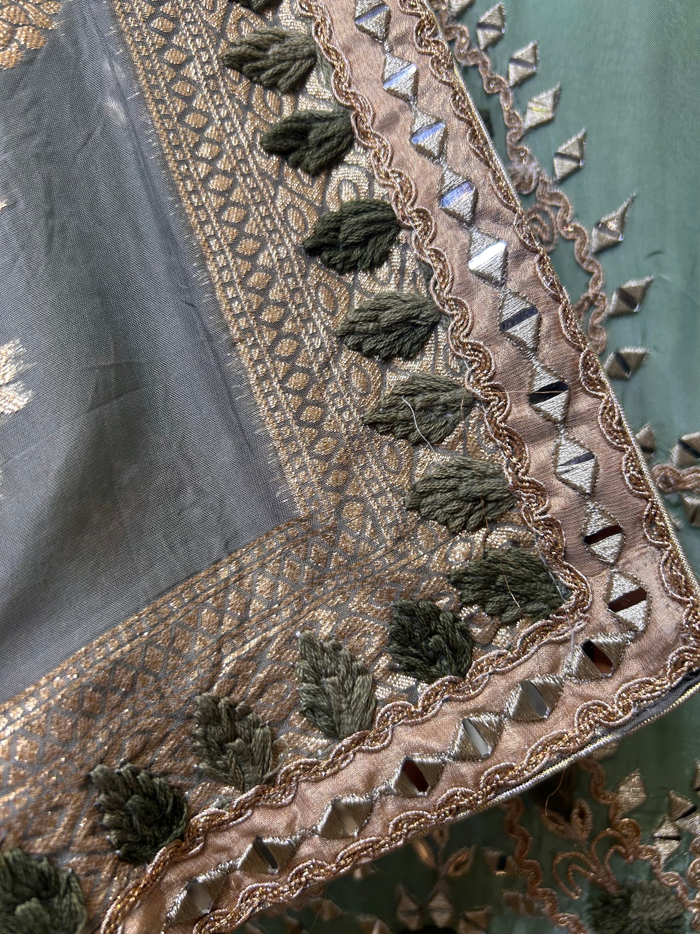 Zarreen Adaa Silk Suit (Green)