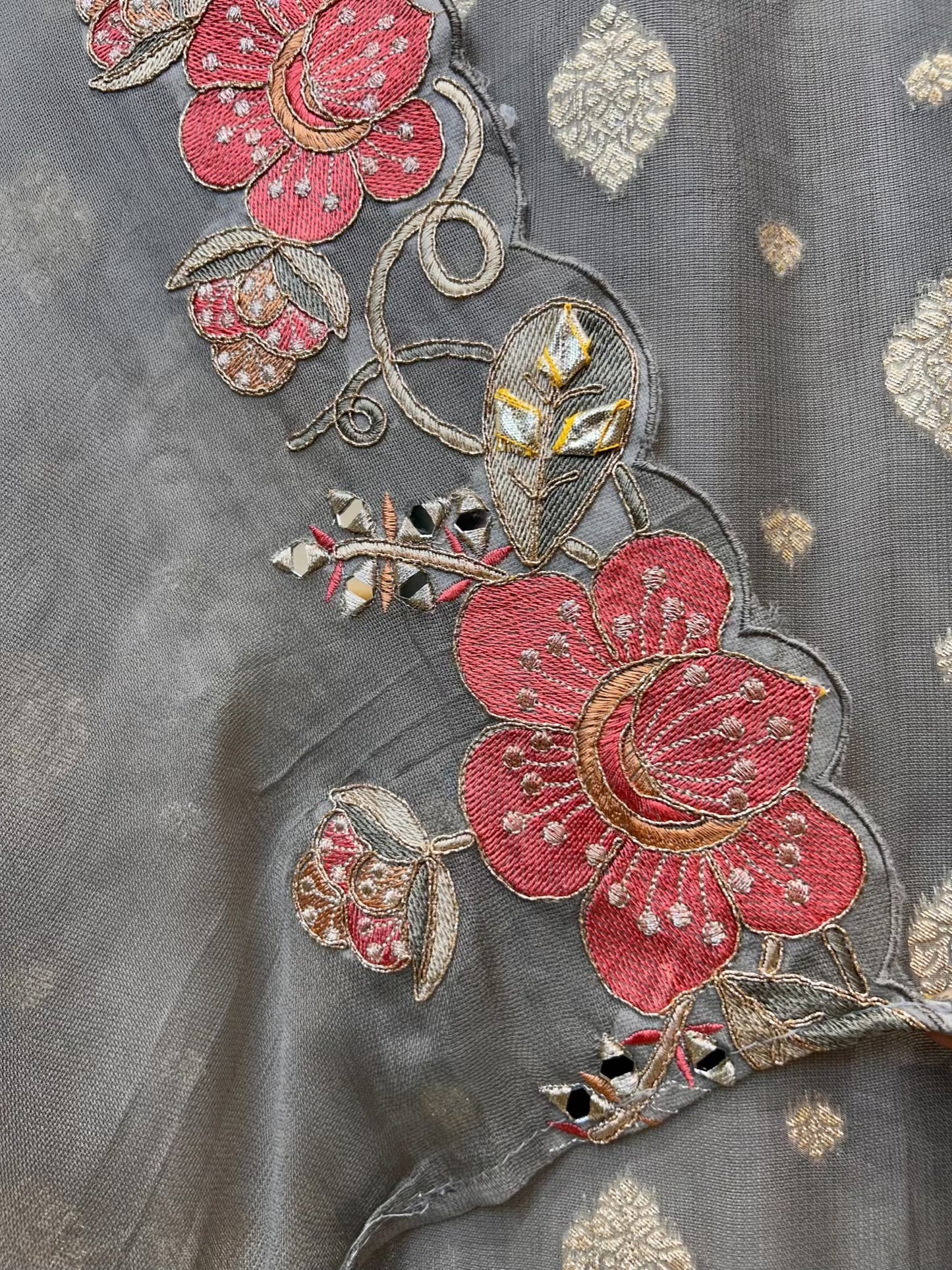 Ruhzeen Banarasi Gota Suit (Silver Grey)